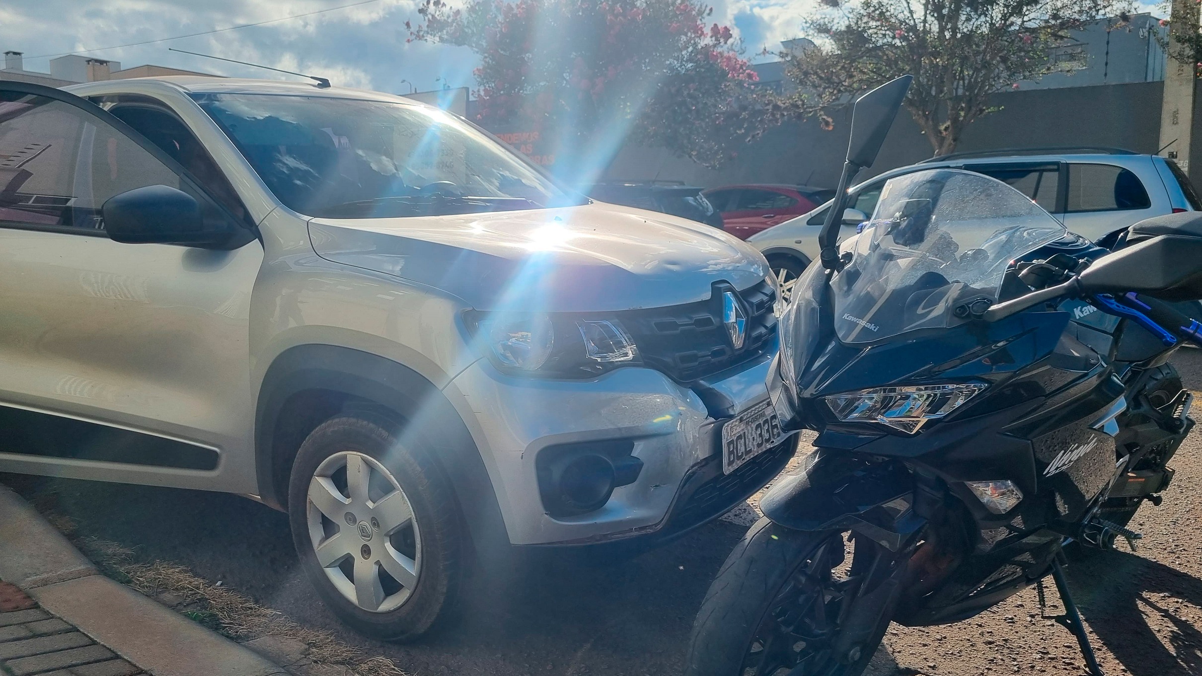 Motociclista fica ferido ao bater Kawasaki Ninja contra Kwid no bairro Pacaembu Motociclista fica ferido ao bater Kawasaki Ninja contra Kwid no bairro Pacaembu
