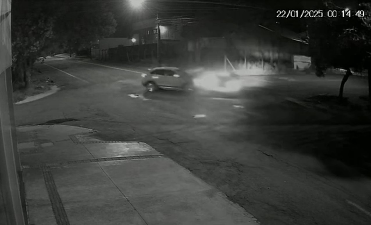 Câmera registra colisão violenta entre carros na Rua Manaus Câmera registra colisão violenta entre carros na Rua Manaus