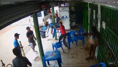 Imagem referente a Marido joga mesa de bar em mulher por causa de roupa: “Curta demais”