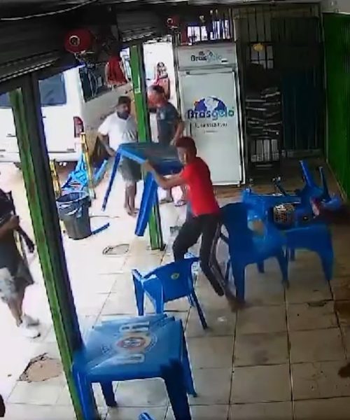 Imagem referente a Marido joga mesa de bar em mulher por causa de roupa: “Curta demais”