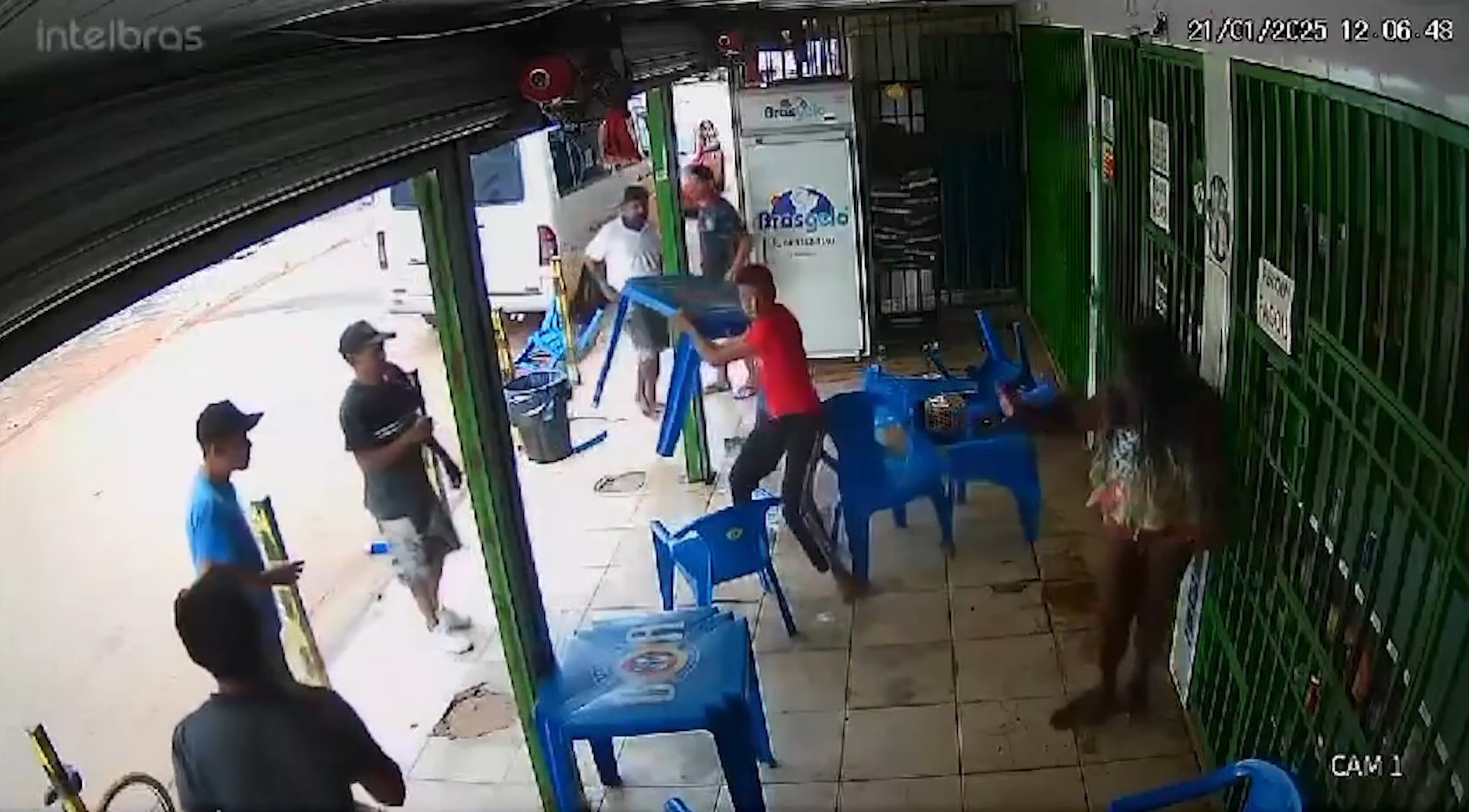 Marido joga mesa de bar em mulher por causa de roupa: “Curta demais” Marido joga mesa de bar em mulher por causa de roupa: “Curta demais”