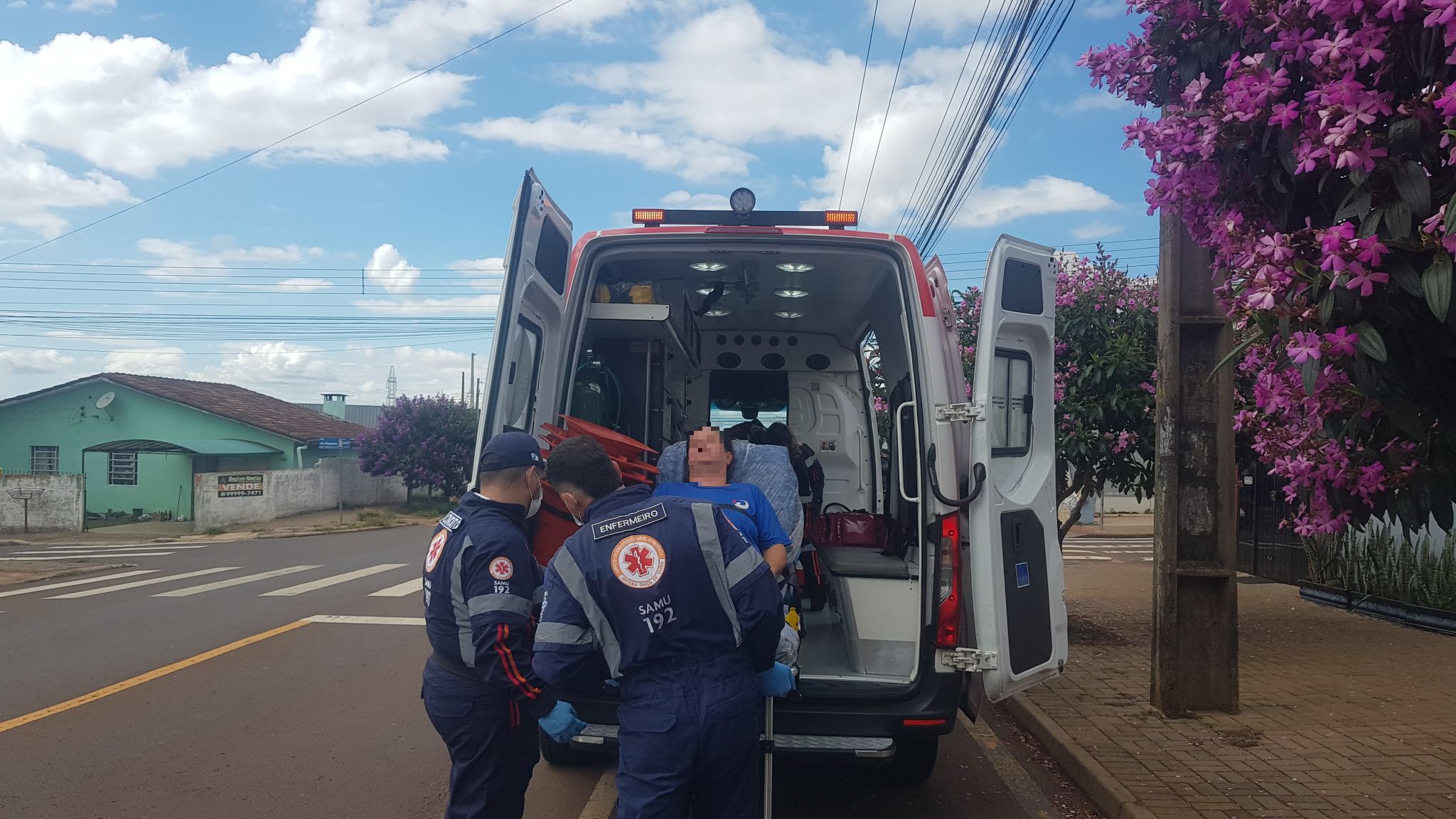 Com suspeita de infarto, mulher é socorrida pelo Samu na Avenida Gralha Azul Com suspeita de infarto, mulher é socorrida pelo Samu na Avenida Gralha Azul