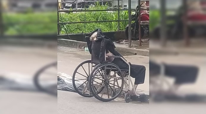 Homem é flagrado levando a mãe morta em cadeira de rodas no RJ