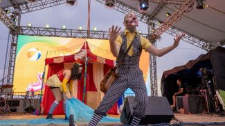 Espetáculo no Litoral mistura teatro e circo para conscientizar sobre importância da água