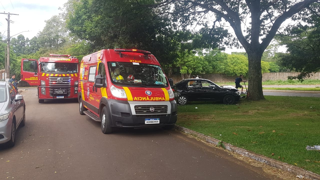 Mulher quebra o tornozelo após colidir Prisma contra árvore no Tropical