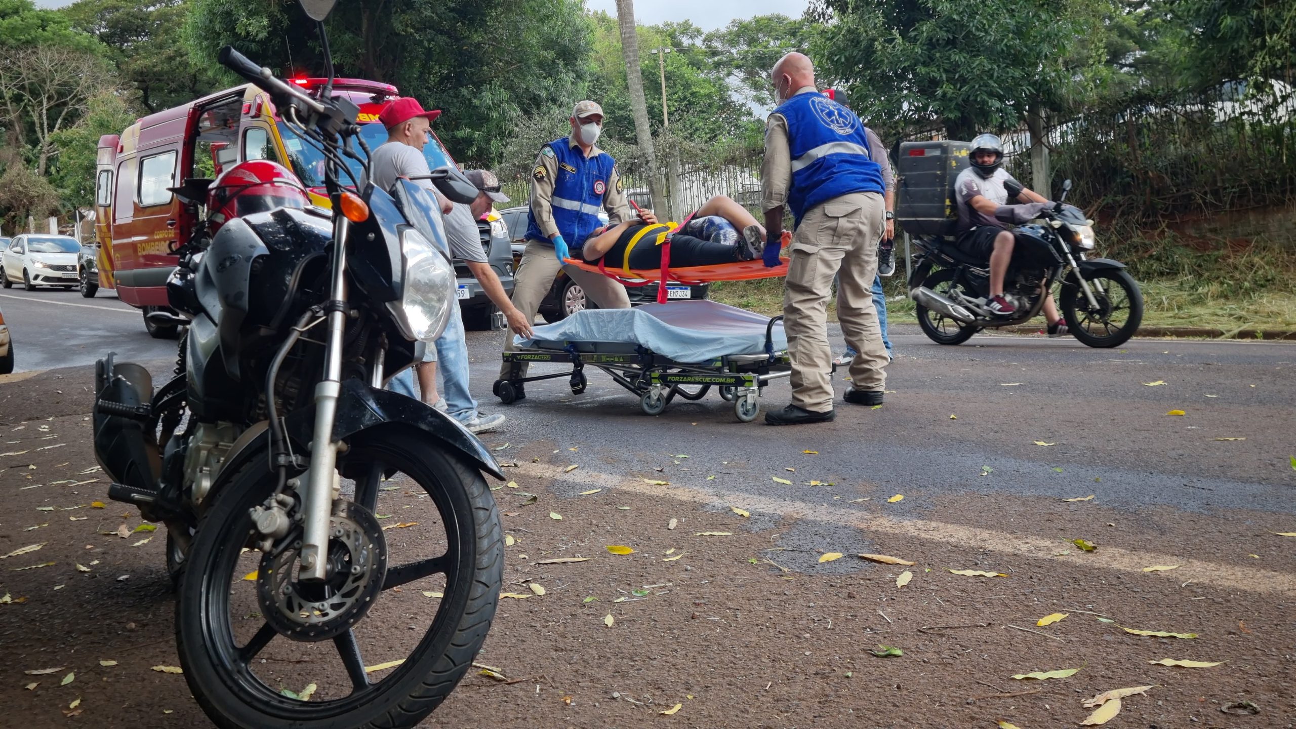 Mulher cai de moto na Rua Machado Assis e fica ferida
