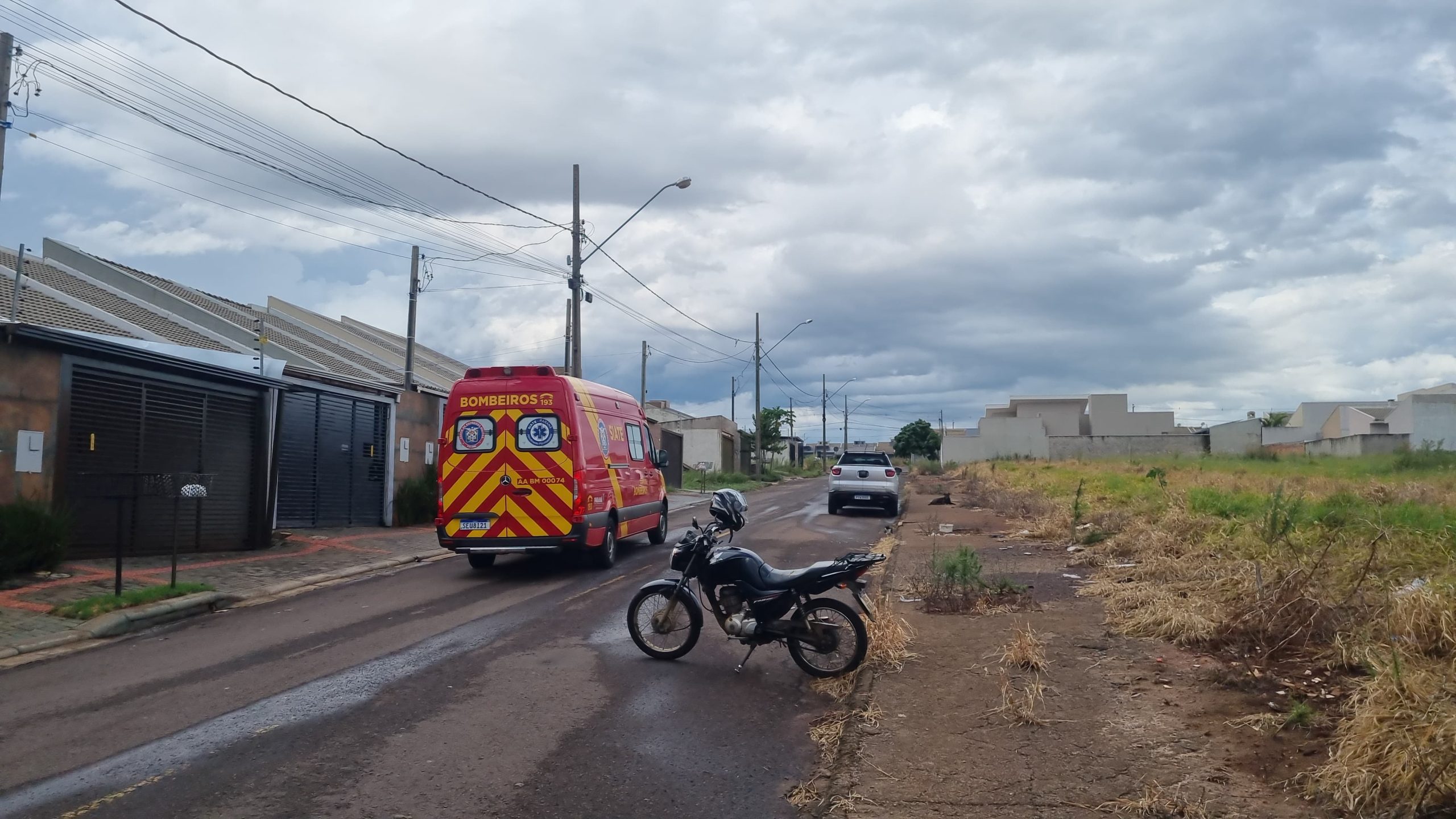 Homem fica ferido em queda de moto no Morumbi