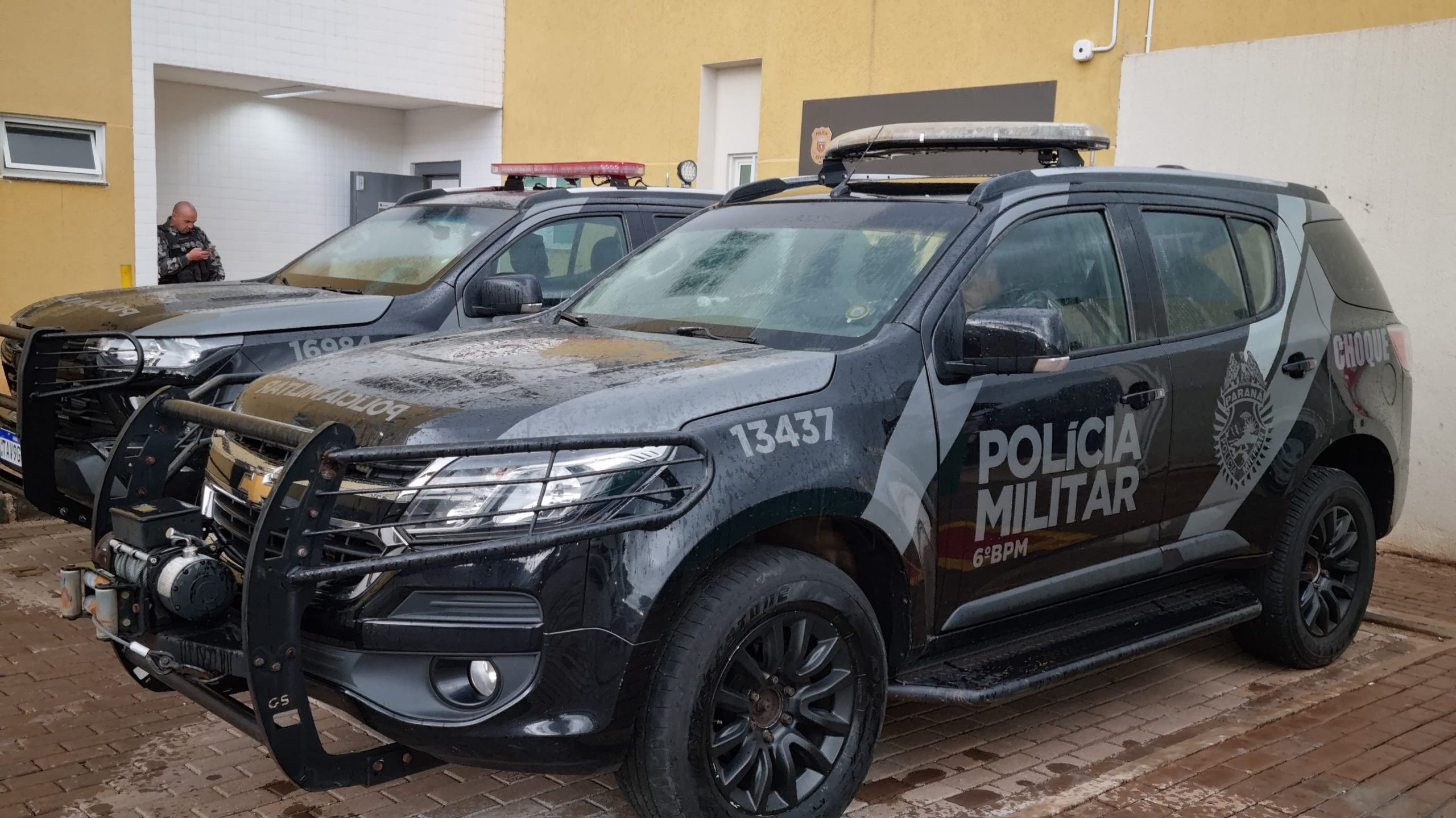 Imagem referente a Operação conjunta da Polícia Militar detém três e apreende armas e drogas no Brasmadeira