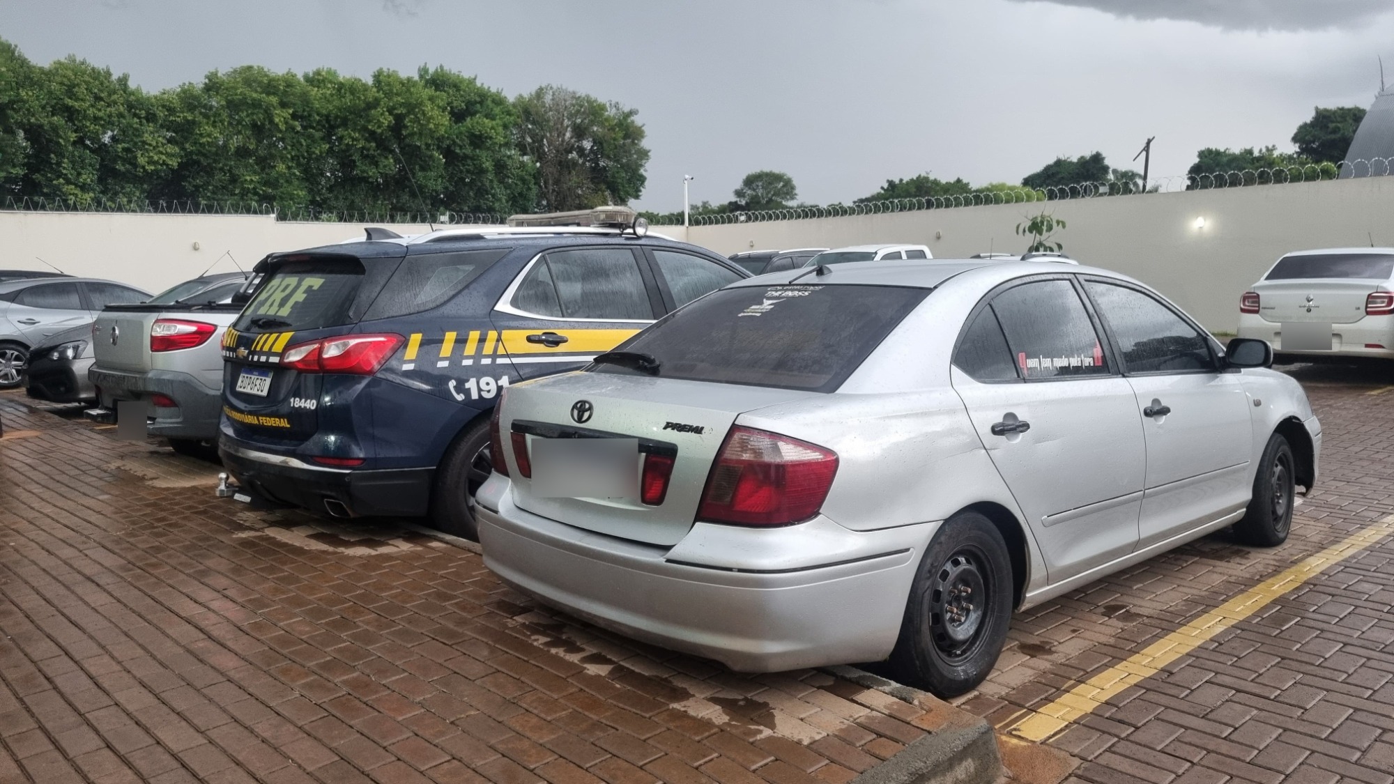 PRF intercepta veículo paraguaio e apreende mais de 100 quilos de maconha em Cascavel