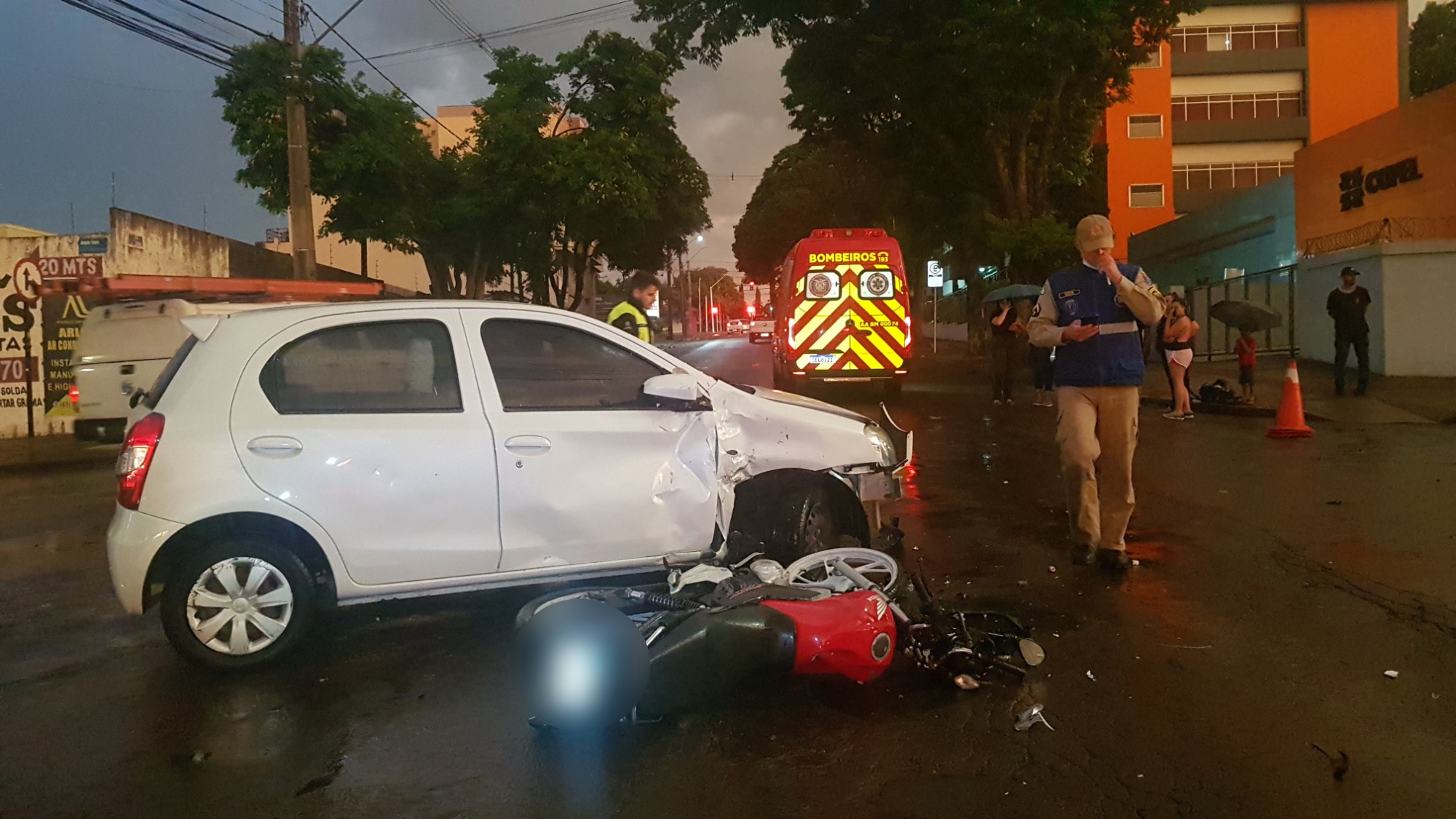 Colisão em Cascavel: jovem de 19 anos fratura a perna em acidente de trânsito
