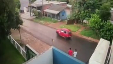 Imagem referente a Câmera de segurança registra veículo Uno vermelho fugindo de acidente no Parque São Paulo