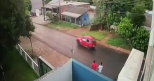 Imagem referente a Câmera de segurança registra veículo Uno vermelho fugindo de acidente no Parque São Paulo