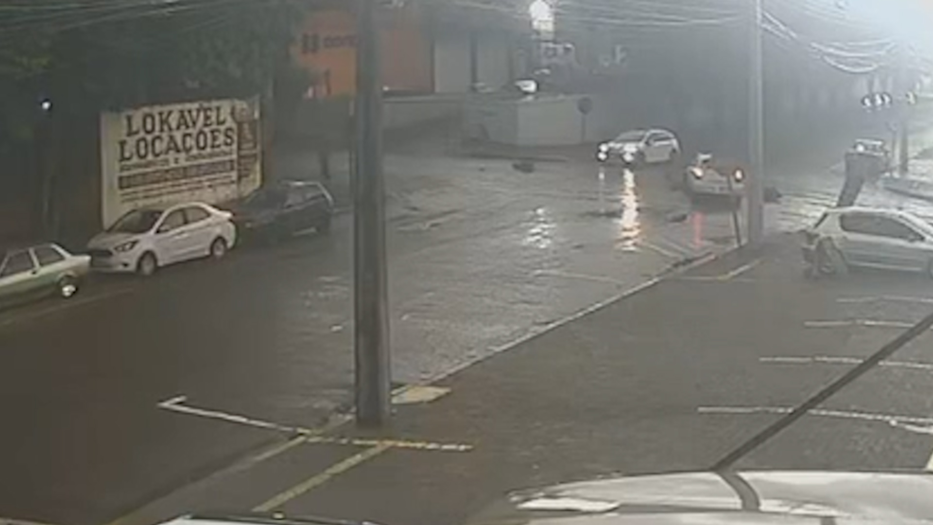 Câmera flagra colisão que deixa jovem motociclista ferido em Cascavel