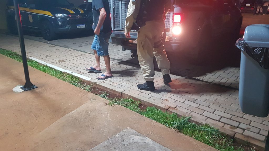 Homem alterado ameaça namorada após ‘vale night’ em bar