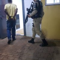 Imagem referente a Ameaça de agressão a companheira provoca briga generalizada e detenção de homem