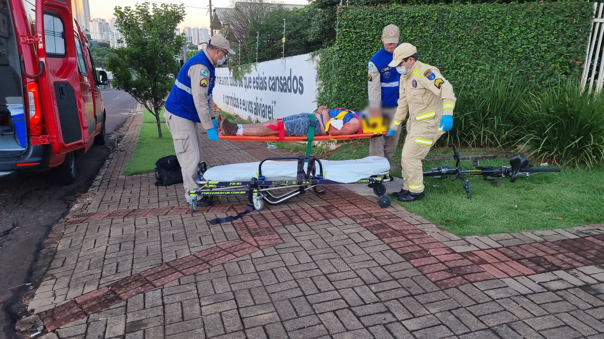 Ciclista fratura a clavícula após ser atingido por carro no bairro Country