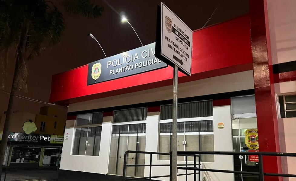 Homem morre após ser dopado, amarrado e incendiado pela namorada Homem morre após ser dopado, amarrado e incendiado pela namorada