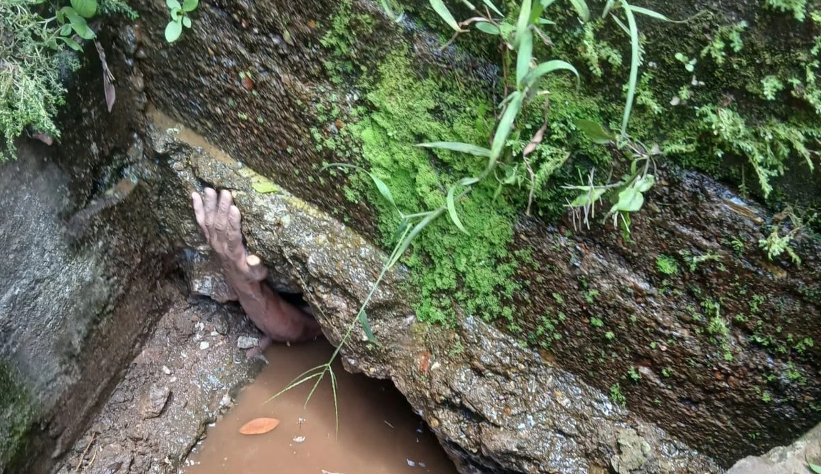 Homem tenta fugir da PM e acaba entalado em manilha de esgoto Homem tenta fugir da PM e acaba entalado em manilha de esgoto