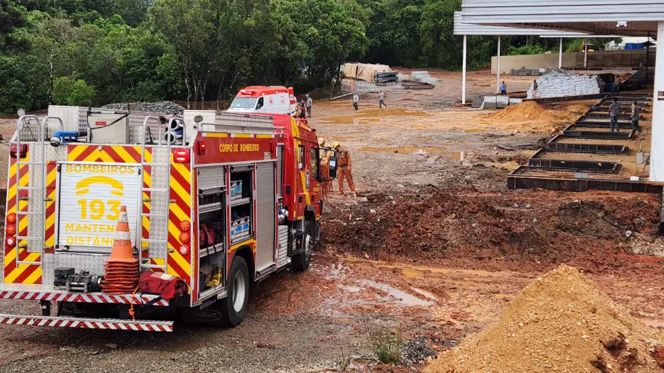 Após 2h, trabalhador é retirado com vida de soterramento em obra de barracão Após 2h, trabalhador é retirado com vida de soterramento em obra de barracão