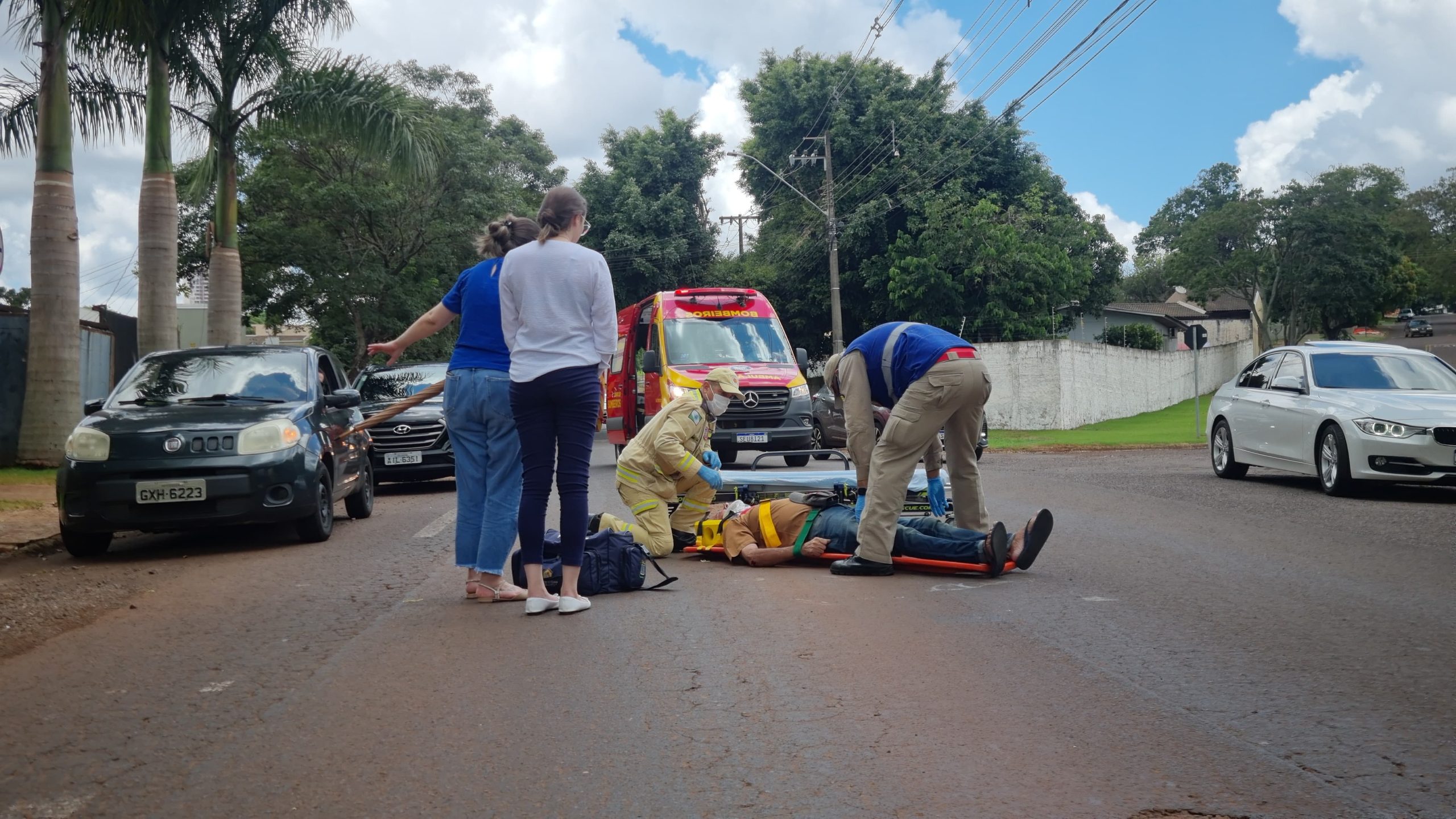 Idoso é socorrido na Rua Salgado Filho, no Bairro Cancelli