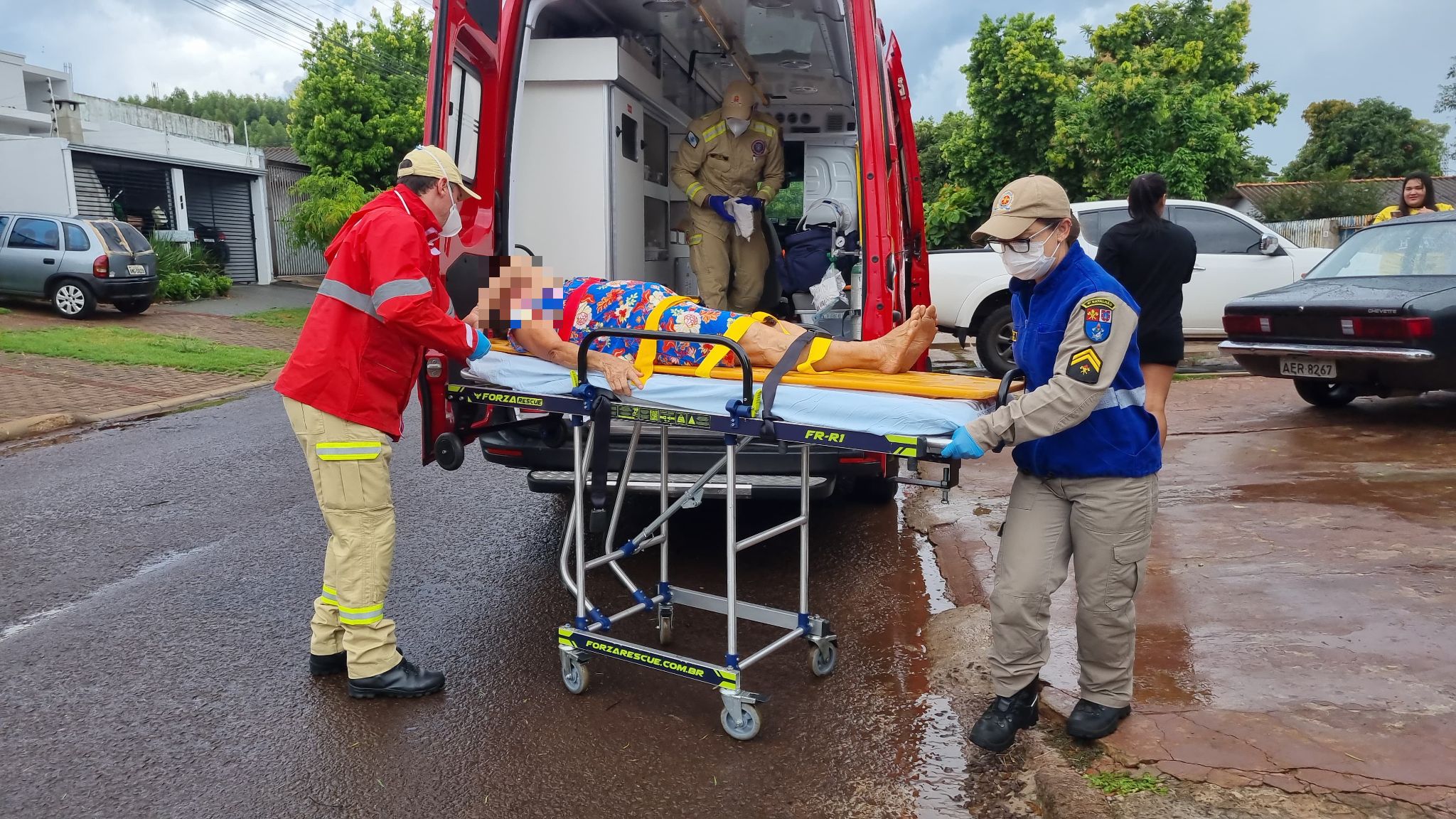 Idosa é socorrida pelo Siate no Bairro Morumbi