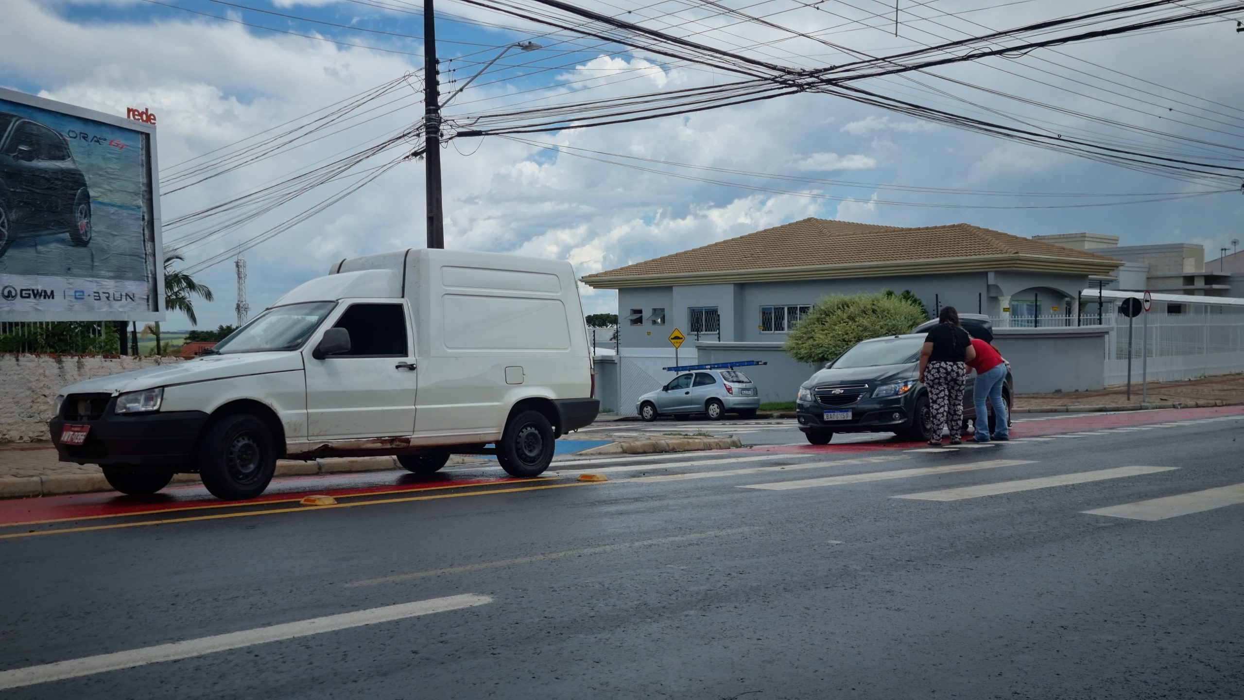 Colisão entre Prisma e Fiorino é registrada no bairro Maria Luiza, em Cascavel