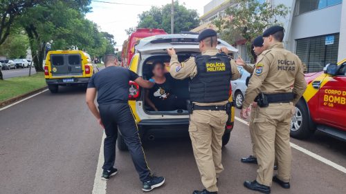 Imagem referente a Mulher é presa em flagrante pela PM após enfiar garrafa quebrada no pescoço de homem