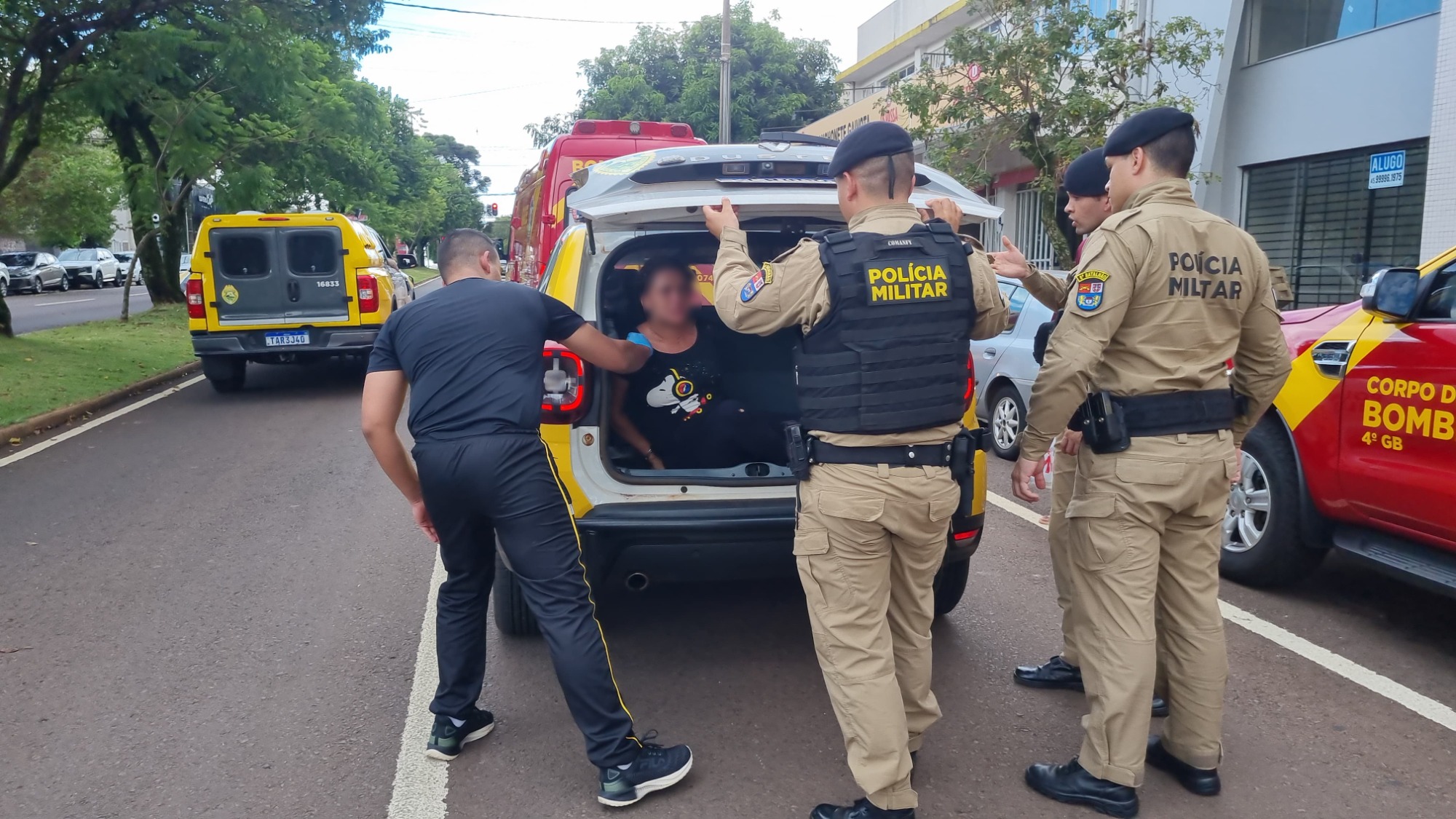 Imagem referente a Mulher é presa em flagrante pela PM após enfiar garrafa quebrada no pescoço de homem