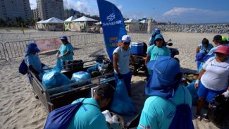 Equipes da Sanepar já retiraram 155 toneladas de resíduos das praias nesta temporada