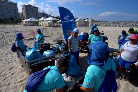 Imagem referente a Equipes da Sanepar já retiraram 155 toneladas de resíduos das praias nesta temporada