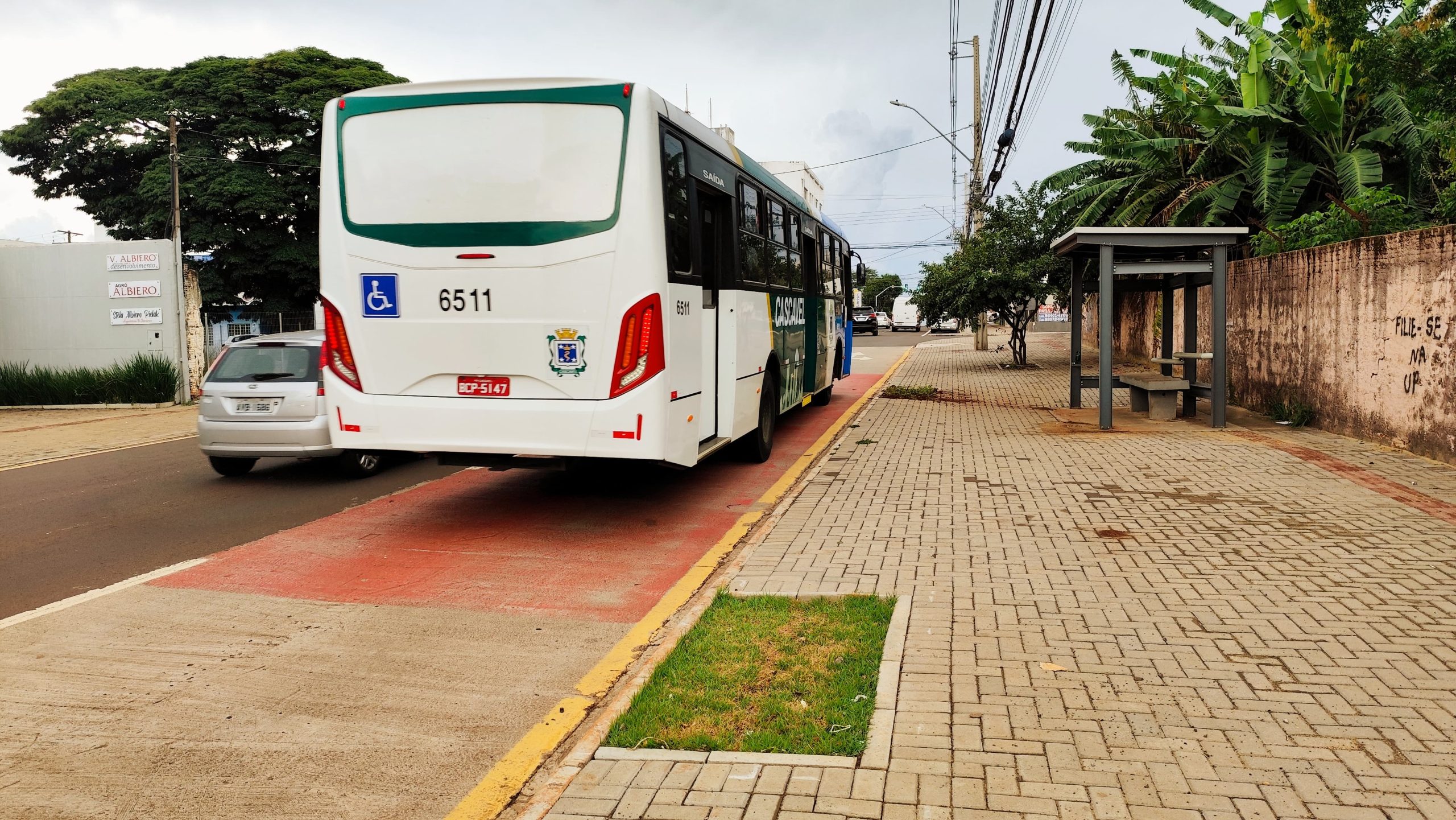 Reforço da malha asfáltica nos pontos de ônibus altera o trânsito na Avenida Carlos Gomes