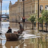 Imagem referente a Eventos climáticos deixam 242 milhões de alunos sem aulas em 2024