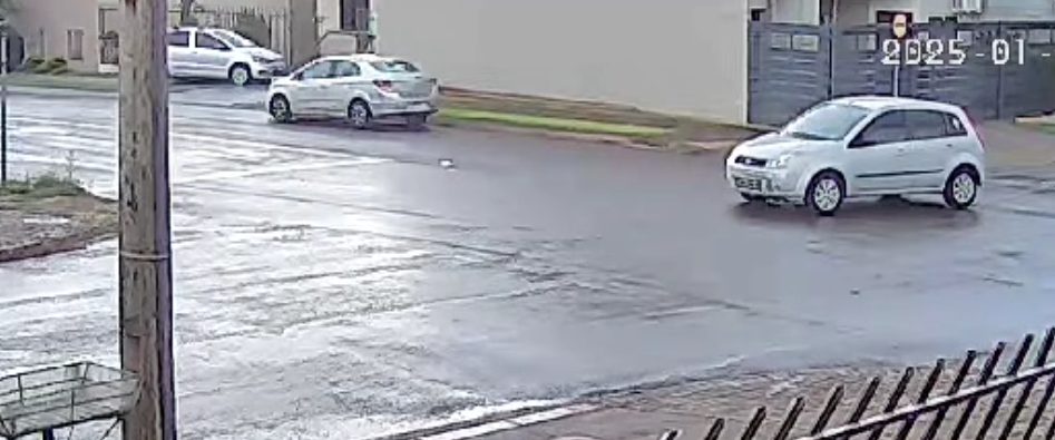 Câmera registra momento em que Fox atinge portão de residência após acidente no Neva