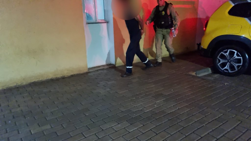 Homem quebra TV da cunhada e agride verbalmente a esposa