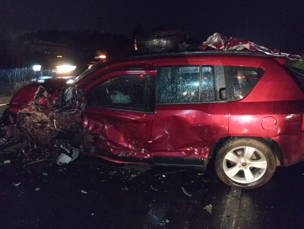 Grave acidente entre dois carros em um caminhão deixa quatro feridos na PR-158