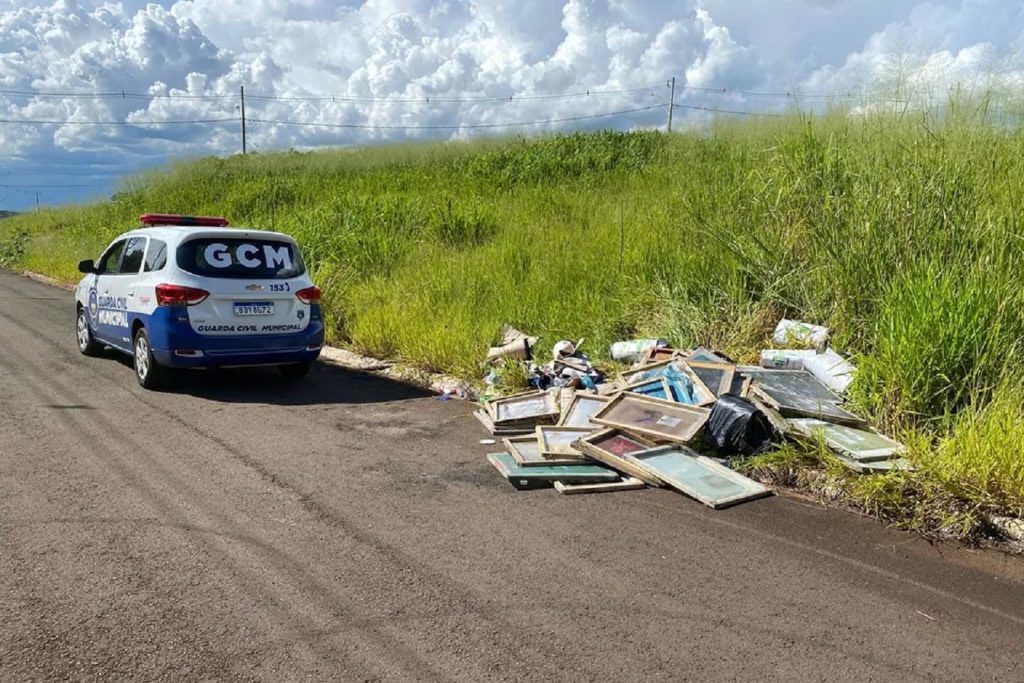 GCM flagra descarte irregular, mas empresa “esquece” nota fiscal