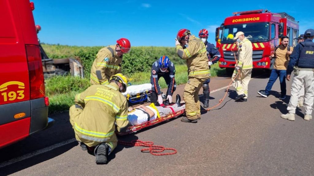 Motorista fica preso às ferragens após capotar veículo na BR-487