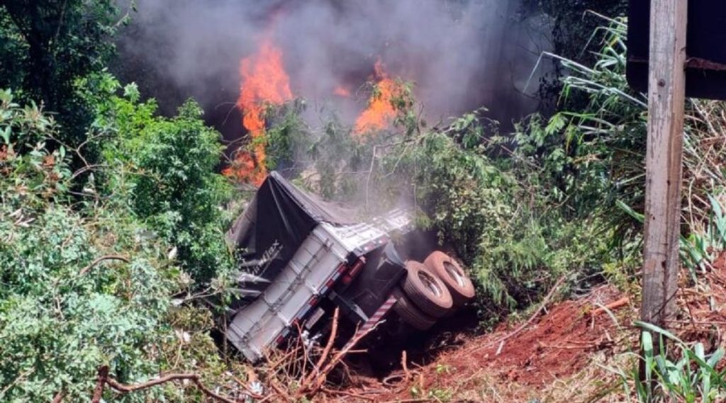 Caminhoneiro fica ferido após veículo tombar e pegar fogo na estrada Boiadeira