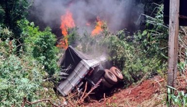 Imagem referente a Caminhoneiro fica ferido após veículo tombar e pegar fogo na estrada Boiadeira