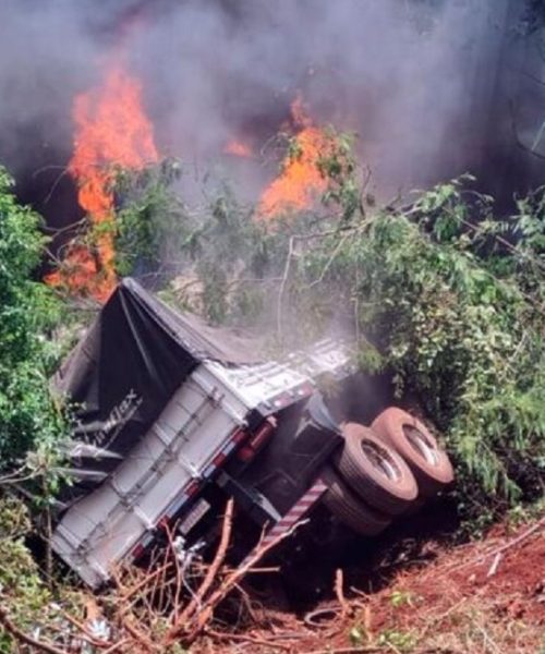 Imagem referente a Caminhoneiro fica ferido após veículo tombar e pegar fogo na estrada Boiadeira