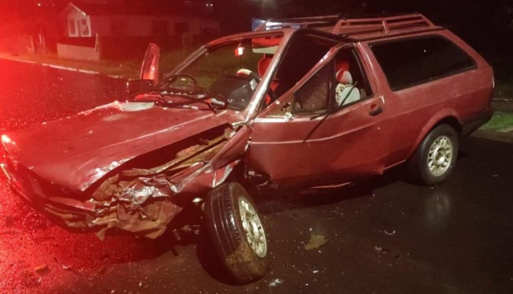 PM descobre carro furtado após acidente em Pato Branco; Parati estava com garfo na ignição