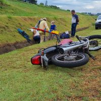 Imagem referente a Ciclista e motociclista ficam feridos após colisão na marginal da BR-277 no Universitário