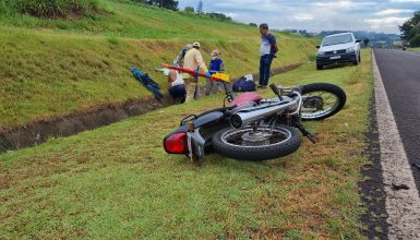 Imagem referente a Ciclista e motociclista ficam feridos após colisão na marginal da BR-277 no Universitário