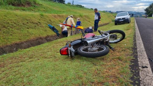 Imagem referente a Ciclista e motociclista ficam feridos após colisão na marginal da BR-277 no Universitário