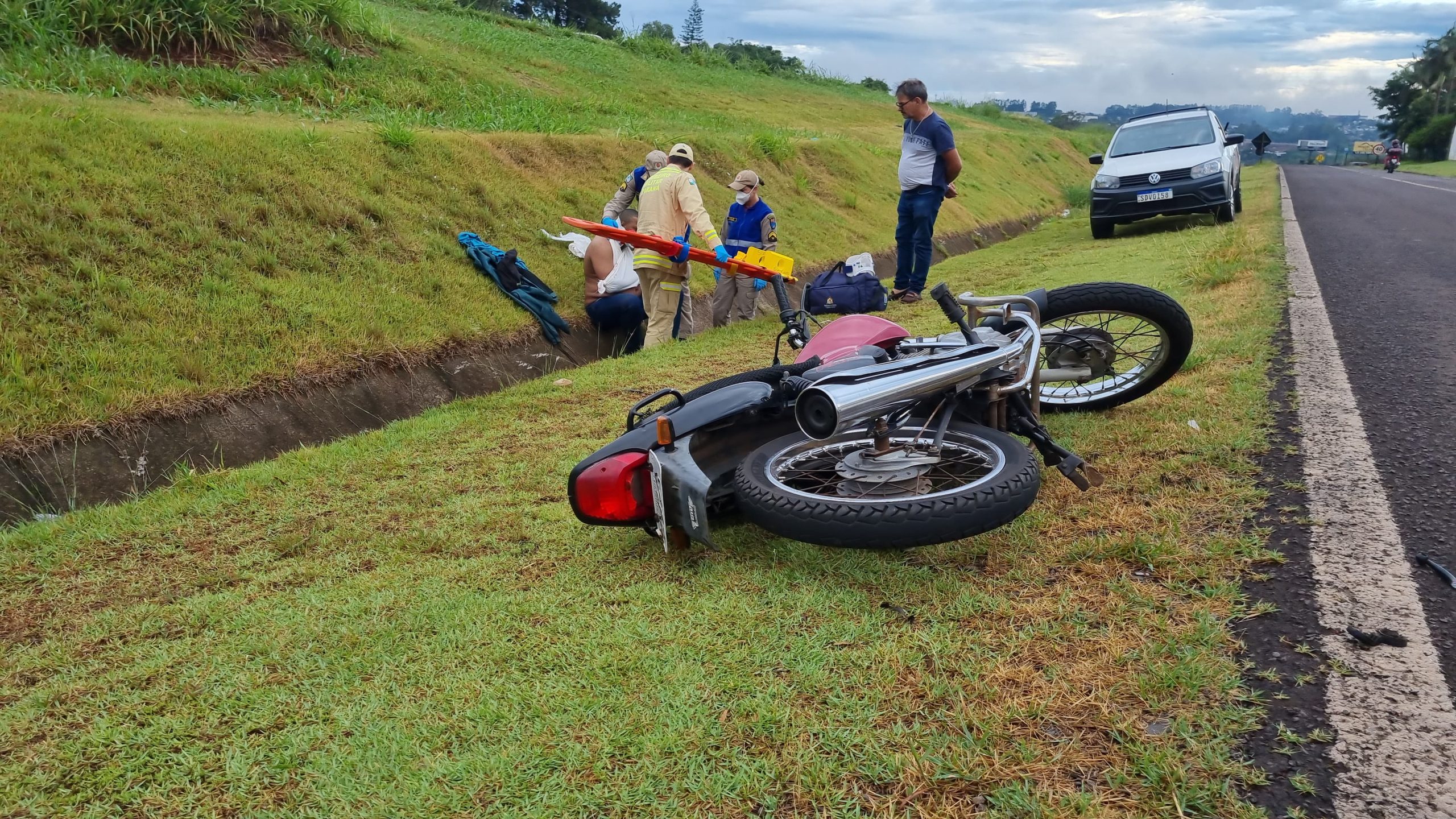 Ciclista e motociclista ficam feridos após colisão na marginal da BR-277 no Universitário