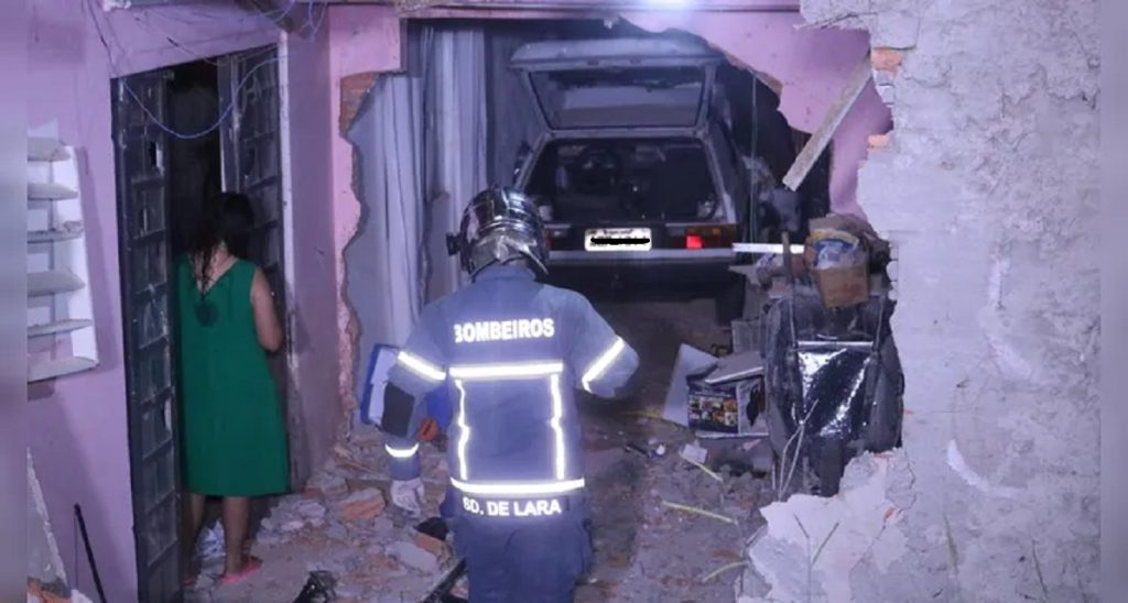 Carro perde o controle, invade casa e motorista fica ferido em Ponta Grossa