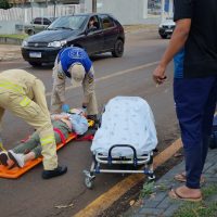 Imagem referente a Motociclista passa em cima de jaca caída no asfalto e sofre queda na Rua Marechal Cândido Rondon