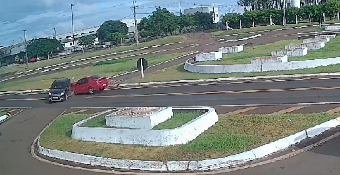 Câmera flagra forte acidente na BR-277, em Santa Tereza do Oeste Câmera flagra forte acidente na BR-277, em Santa Tereza do Oeste