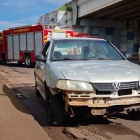 Imagem referente a Motociclista quebra a perna após colisão com carro em viaduto da BR-277