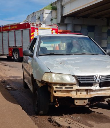 Imagem referente a Motociclista quebra a perna após colisão com carro em viaduto da BR-277